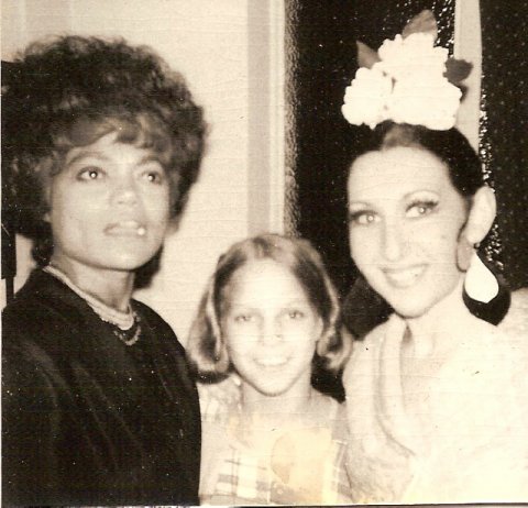 <p style="text-align: right;" dir="rtl">סילביה עם הזמרת EARTHA KITT ובתה KITT<br />1972</p>