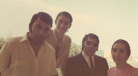 <p style="text-align: right;" dir="rtl">EXPO MONTREAL 1969<br />סילביה עם EL CHALECO - JOSE ANTONIO - PACO SEVILLA</p>
<p style="text-align: right;" dir="rtl"> </p>
