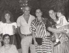 <p style="text-align: right;" dir="rtl">סילביה מחזיקה את הבת חן&nbsp;עם דליה ואביגדור קהלני - ויקטוריה אוחניה - מזל צפרי<br />1987</p>