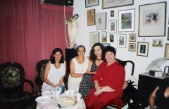 <p style="text-align: right;" dir="rtl">סילביה עם ויקטוריה אוחניה, אנה פוטוריאן וגלוריה מינגז (נספחת תרבות שגרירות ספרד) 1999</p>