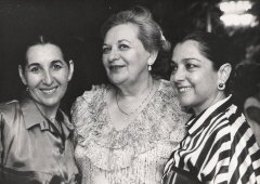 <p style="text-align: right;" dir="rtl">סילביה עם ויקטוריה אוחניה ואביבה גולדמן 1987</p>