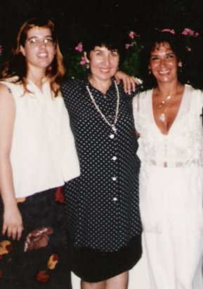 <p style="text-align: right;" dir="rtl">סילביה עם LA TATI והילה בנקר</p>