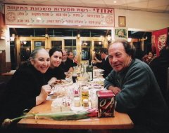 <p style="text-align: right;" dir="rtl">סילביה עם MANOLO MARIN ובתה חן</p>