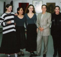 <p style="text-align: right;" dir="rtl">ביקור בסטודיו 1996<br />תלמידי בה"ס למחול ספרדי ופלמנקו סילביה דוראן עם קריסטינה הויוס&nbsp;<br />שמאל לימין:<br />מאיה שלזינגר, דנה קליפא, רוני לוגסי, קריסטינה, סילביה</p>