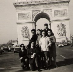 <p style="text-align: right;" dir="rtl">פריז 1967 <br />סיור עם להקת הפלמנקו של לואיסיליו<br />משמאל לימין:<br />מריה גלוריה, אסטרליה, חואן אורטגה, נוריה רנץ, מרסלה דל ריאל, סילביה, דידסיו רוחס</p>