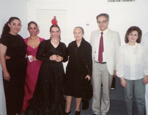 <p style="text-align: right;" dir="rtl">סילביה עם חברי להקתה ואורחים<br />מופע "פיאסטה" <br />אולם סוזן דלל 1990<br />משמאל לימין:<br />מיכל נתן, נטע שיזף, סילביה, הגב' גאון,&nbsp; ד'ר אברהם חיים, הגב' מגי כהן</p>
<p style="text-align: right;" dir="rtl"> </p>