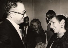 <p style="text-align: right;" dir="rtl">סילביה עם ד'ר אברהם חיים<br />1986</p>
<p style="text-align: right;" dir="rtl"> </p>