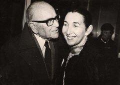 <p style="text-align: right;" dir="rtl">סילביה עם זגמונד תאזיני<br />1986</p>
<p style="text-align: right;" dir="rtl"> </p>