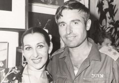 <p style="text-align: right;" dir="rtl">סילביה עם רב סרן יעקב פרץ</p>