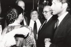 <p style="text-align: right;" dir="rtl">סילביה עם נשיא המדינה יצחק נבון</p>